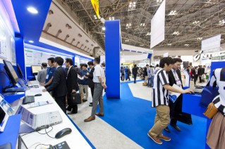 クラウドコンピューティングEXPO 2013 春 desknet's NEOブース ｜展示会設計｜展示会デザイン｜展示会装飾｜株式会社デザインカフェ (5)