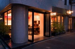 飲食店舗設計、カフェ＆バーの事例 - CAFE & BAR KOKIRI - オープンドアから眺めたメイン客席