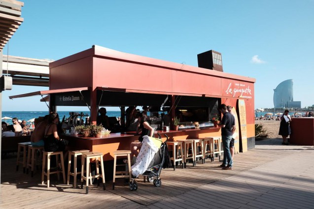 バル形態の海の家。海外の屋台デザインの事例。2015年の研修旅行先のバルセロナにて