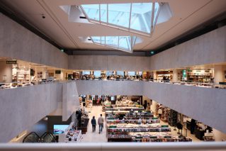 建築家アルヴァ・アアルト（Alvar Aalto）が、1969年に設計したアカデミア書店の吹き抜け部分