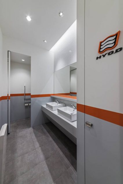 ヒョウドウプロダクツ本社屋　HYOD-PLUSの店舗デザイン　内観　女子トイレ