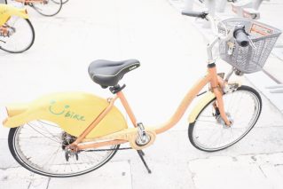 淡水駅前で借りたレンタサイクル。変速機付きで見た目よりは快適。笑
