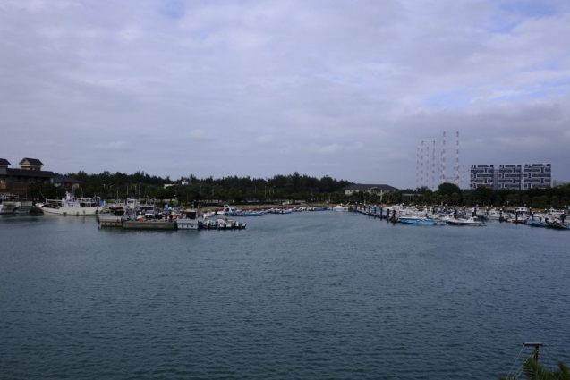 漁人碼頭の埠頭桟橋から湾内を眺める。別アングル。