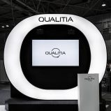 QUALITIA社のロゴマークのQを象ったブース造形