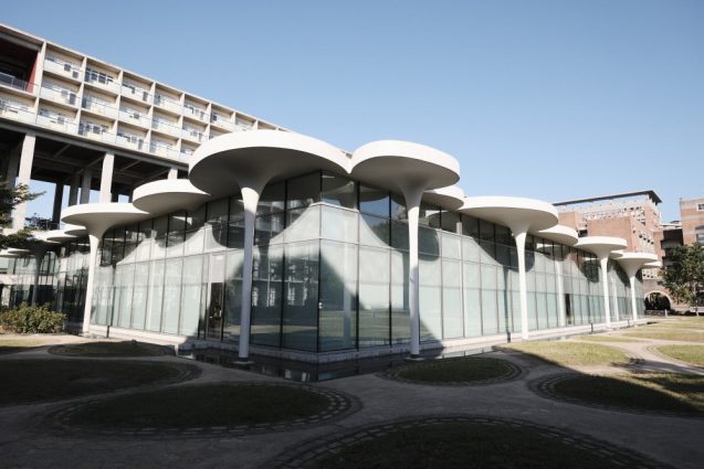 国立台湾大学社会学部棟＋辜振甫記念図書館を敷地左側から。シンボルとなる図書館棟は、植物の成長アルゴリズムから導いたデザイン。