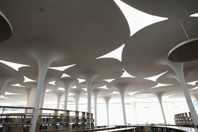 国立台湾大学社会学部棟＋辜振甫記念図書館。鉄筋コンクリートの屋根部のディティールが超絶的。不規則な形状はアルゴリズムから。