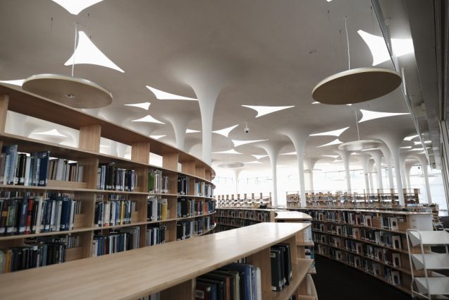 国立台湾大学社会学部棟＋辜振甫記念図書館。ライブラリーの書架を含めたレイアウトはスパイラル状に計画され、植物のアルゴリズムから導かれた柱脚と織りなすように並んでいます。